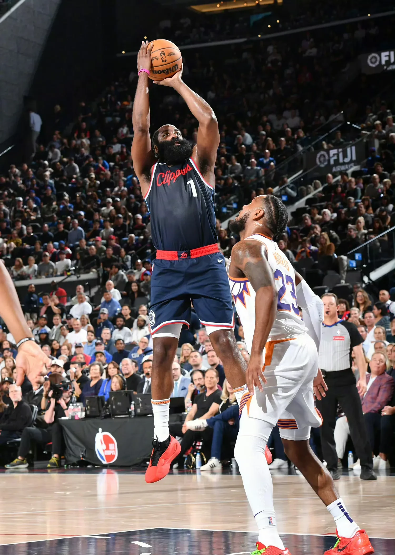 官网登录入口 哈登回归赛场，赛况扑朔迷离首场状态亮眼，雄鹿观众沸腾！